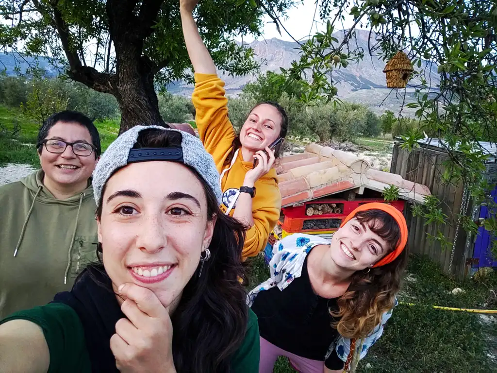 Clau, con voluntarias en la Finca Quevedo