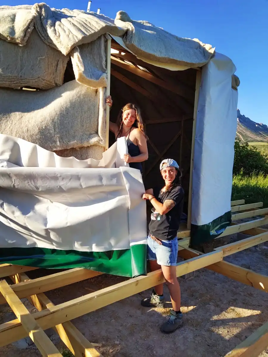 Helena y Clau, trabajando en la yurta